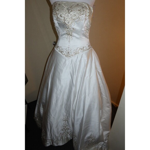 Elegant Strapless Wedding Gown – Ivory with Intricate Beadwork - Picture 1 of 4